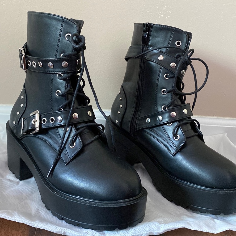 Eyelet buckle Decor chunky heeled combat boots